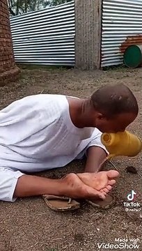 Elleri kolları olmayan bir adam namaz kılmak için abdest alıyor