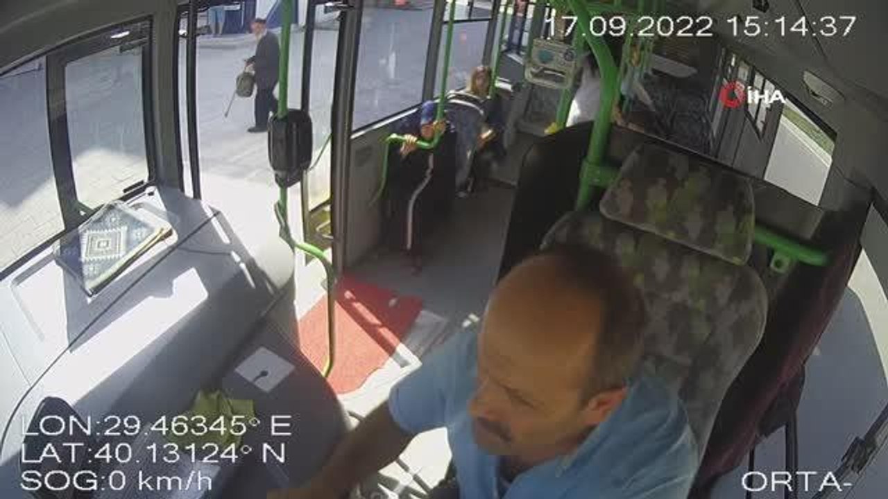 Otobüs şoförü fenalaşan yolcusu için saniyelerle yarıştı... O anlar kamerada