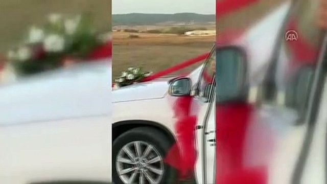 Vinç operatörü bahşiş almak için düğün konvoyunun önünü kesti