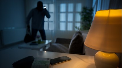 L'escroc sauve une personne âgée atteinte d'un AVC avant de cambrioler son logement