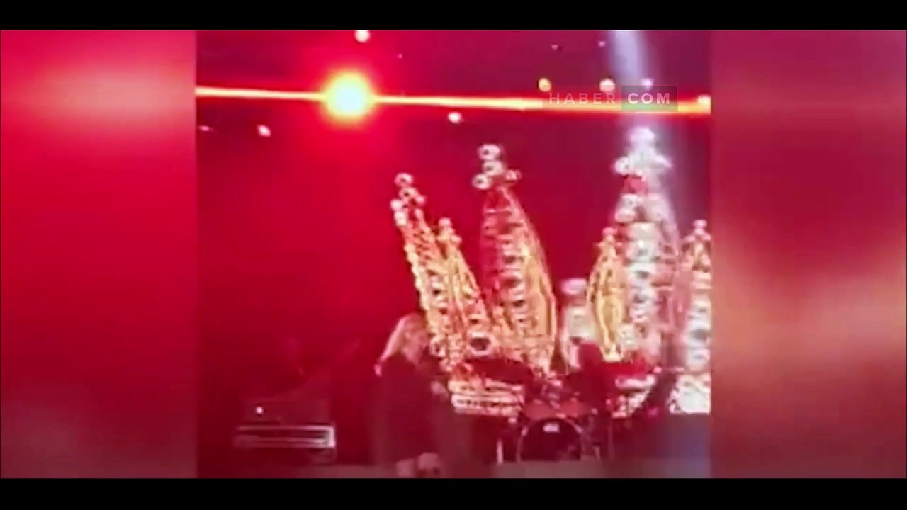 Hadise sahnede yüzük fırlatarak takıları geri isteyen Mehmet Dinçerler'e cevabı verdi