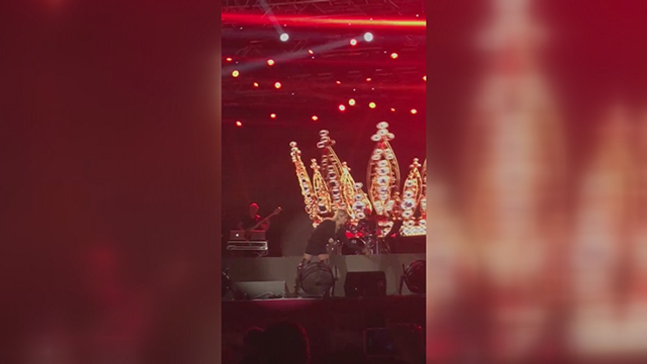 Hadise, Mehmet Dinçerler'in geri istediği iddia edilen yüzüğü sahnede fırlattı