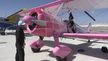 ESKİŞEHİR - Eşinin kullandığı uçağın kanatlarında yürüyerek gösteri sunuyor