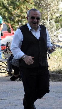 KPSS'ye giren kızının kimliğini son anda yetiştiren baba alkışlarla karşılandı