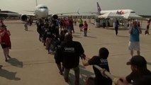 Cientos de personas participan en Virginia en una competición de empujar aviones