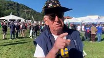 Lega, il vecchio militante col cappello pieno di spille del partito - Video