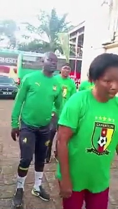 Pr Bernard Tchoutang lors de son premier cours de conditionnement physique à la Fécafoot