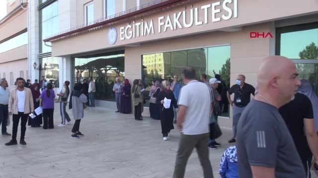 KIZININ UNUTTUĞU SINAV KİMLİĞİNİ YETİŞTİREN BABAYA GÖREVLİLERDEN ALKIŞLI KARŞILAMA