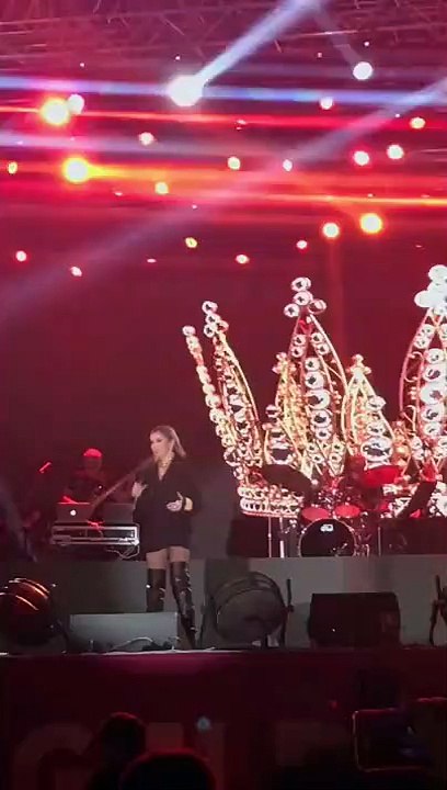 Hadise sahnede yüzüğünü fırlattı: Özgürlüğüme gölgeyi hakaret sayarım