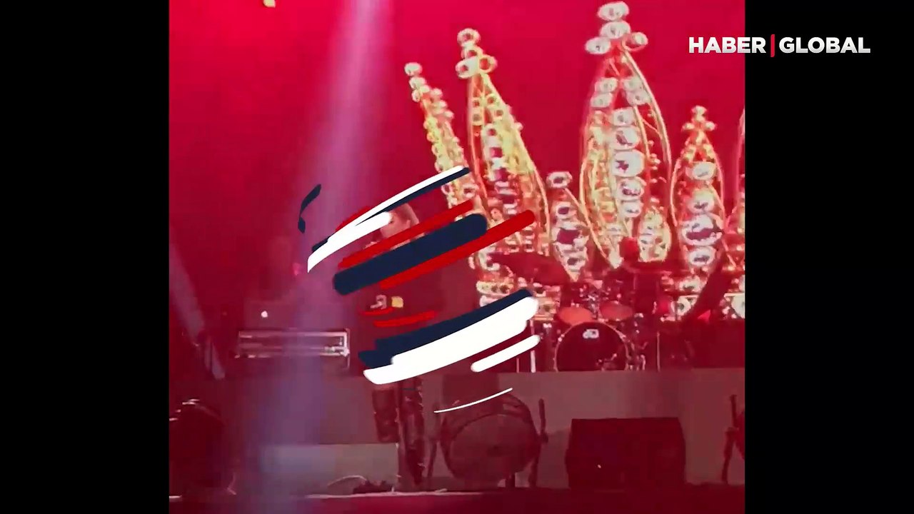 Hadise konserinde yüzüğünü böyle fırlattı!