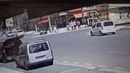 Son dakika haberleri... Kazada savrulan araç kaldırımda çalışan işçilerin üzerine çıktı: 2 ağır yaralı