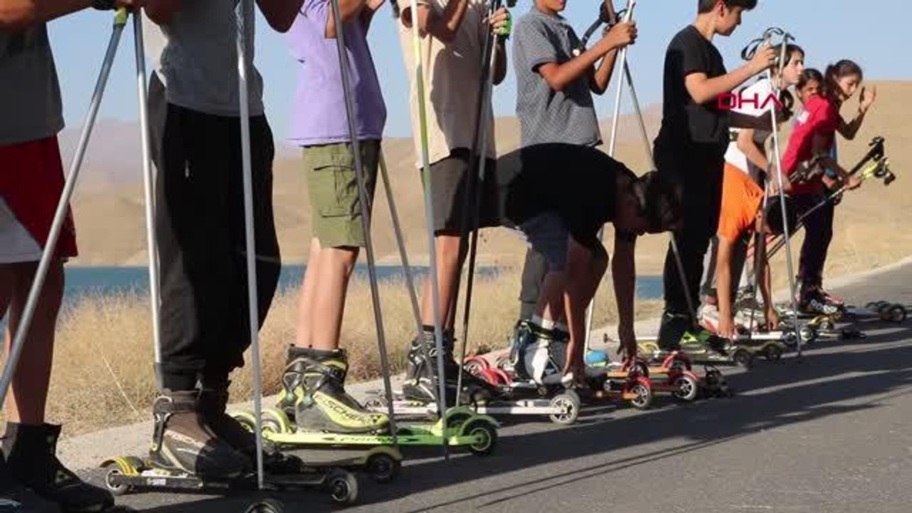 SPOR Tekerlekli kayak sporcuları yarışlara kara yolunda hazırlanıyor