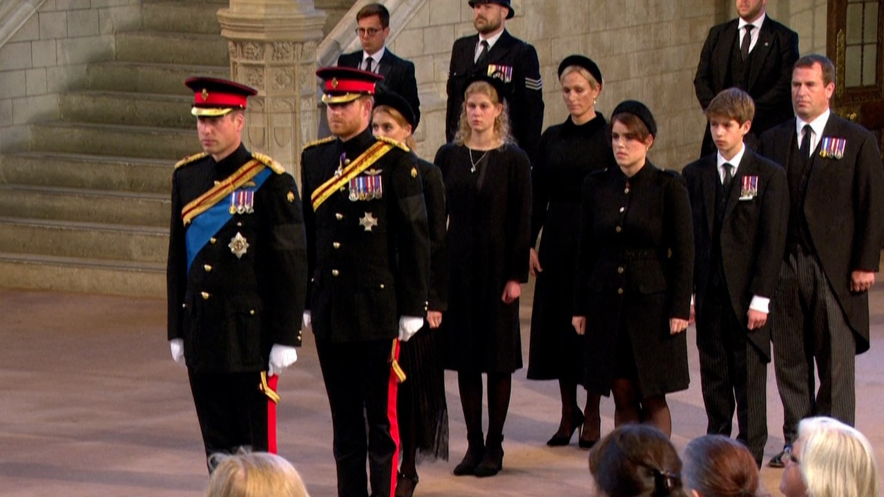 William, Harry et les autres petits-enfants de la reine se recueillent devant son cercueil