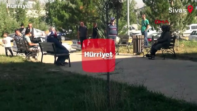 Kızının unuttuğu sınav kimliğini yetiştiren babaya görevlilerden alkışlı karşılama