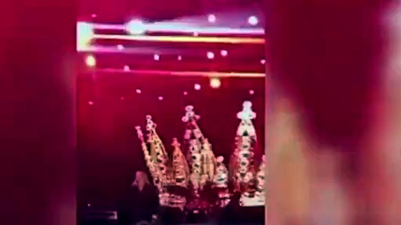 Hadise sahnede yüzüğünü fırlattı