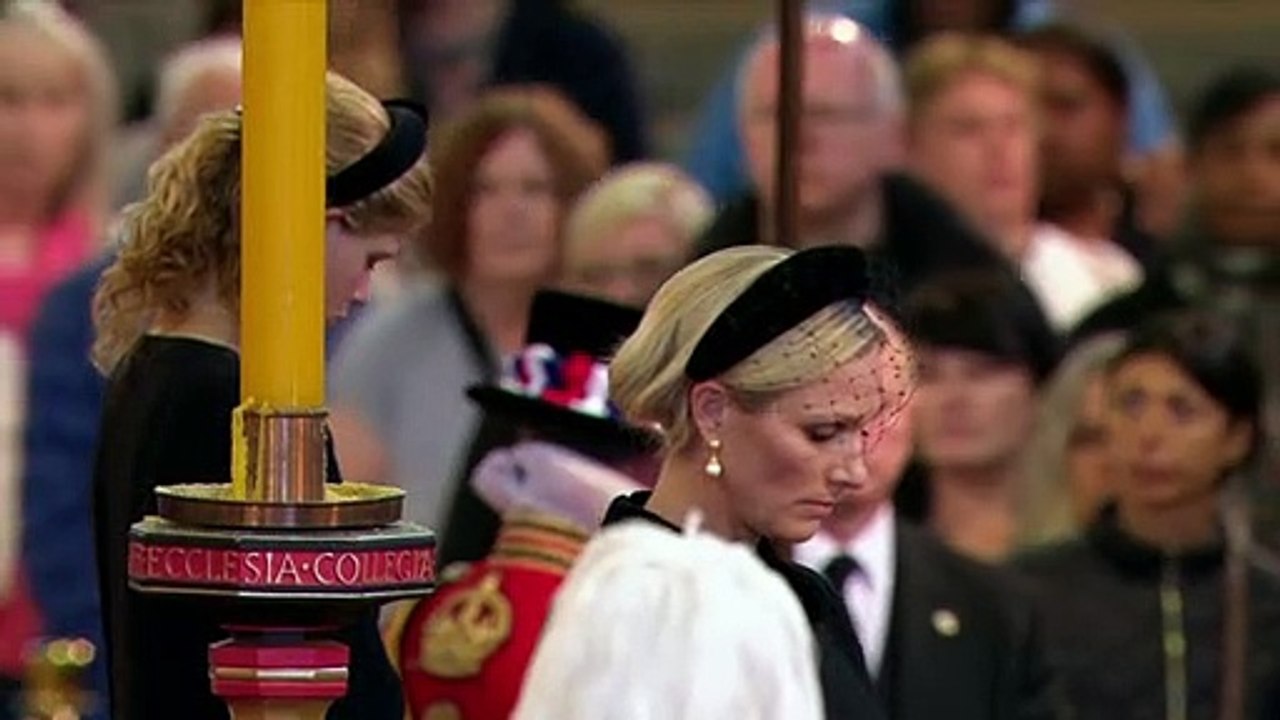 Enkel der Queen halten Totenwache an ihrem Sarg