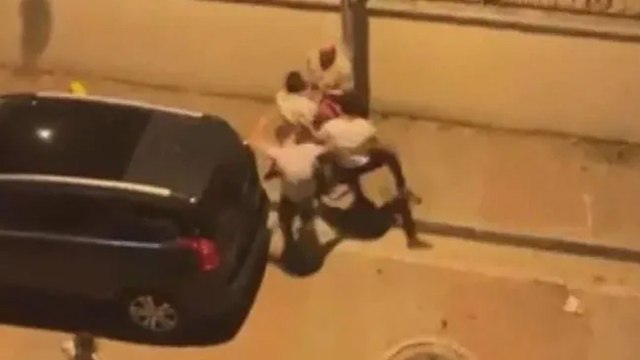 Bakkaldan bisküvi çaldığı iddia edilen çocuğu sokak ortasında darbettiler