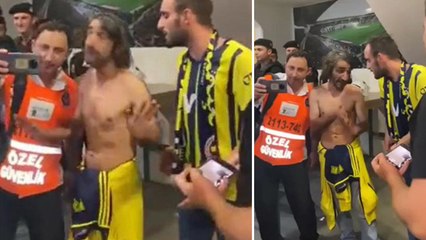 Rambo Okan olarak bilinen Fenerbahçe taraftarı, kendisiyle fotoğraf çektirmek isteyen taraftarlardan para istedi