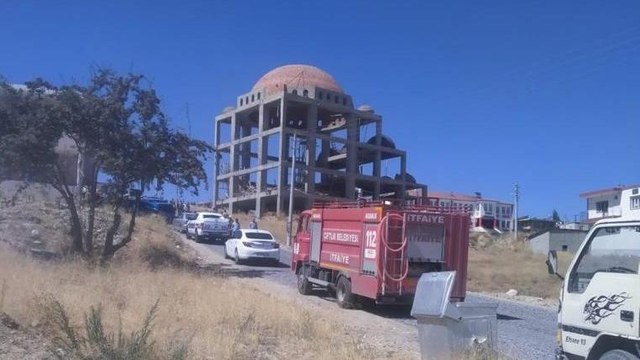 Cami inşaatında kubbe iskelesi çöktü 4 işçi yaralı