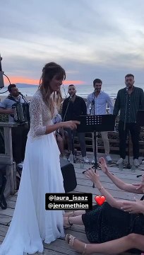 Hugo Clément présent au mariage de Laura Isaaz (ex-compagne de Nicolas Duvauchelle) et Jérôme Thion, célébré le 17 septembre 2022.