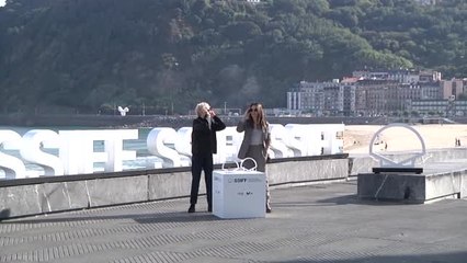 La actriz Juliette Binoche planea feliz y orgullosa en el horizonte de San Sebastián