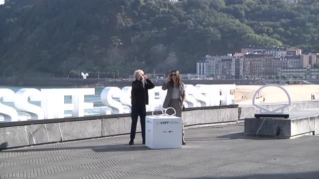La actriz Juliette Binoche planea feliz y orgullosa en el horizonte de San Sebastián