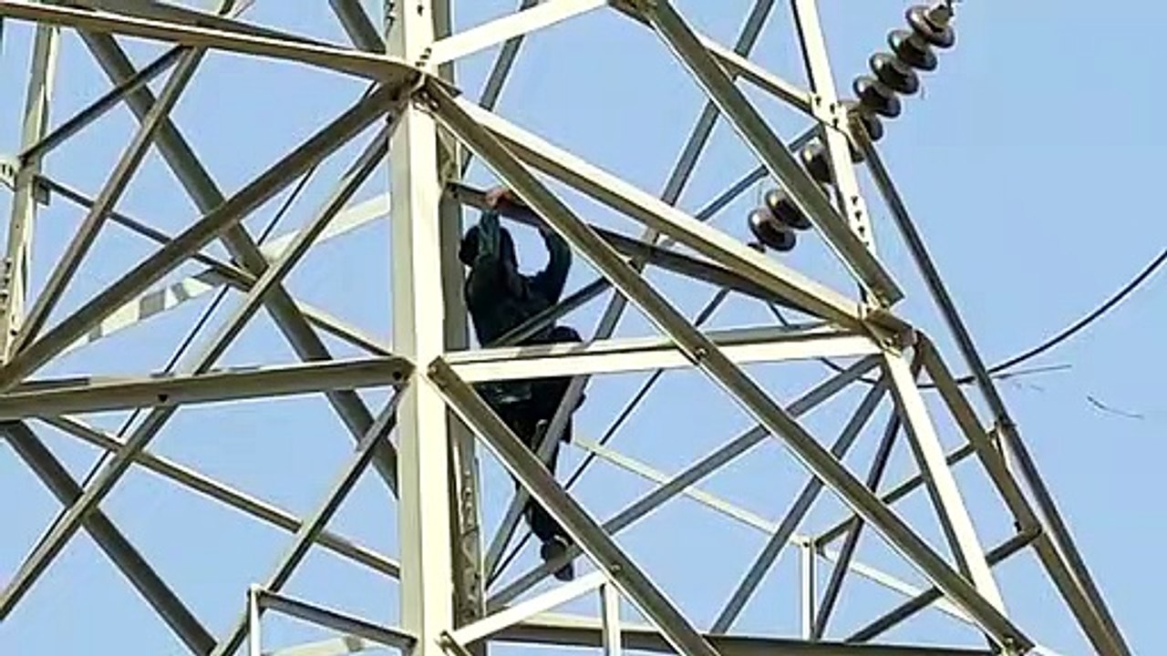 SriGanganagar बीरू की तर्ज पर नौटंकी,  हाईटेंशन टावर पर ऊंचा चढ़ा प्रेमी