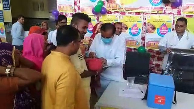 कलक्टर को करना था शुभारम्भ, उससे पहले पहुंचे सांसद और पिला दी पोलियो की दवा