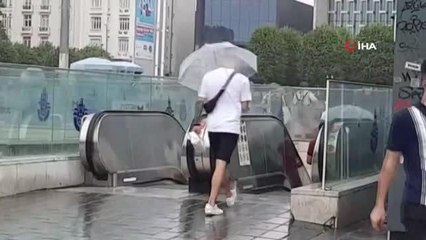 Taksim'de sağanak yağış etkili oldu