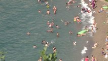 Hava sıcaklığı 30 dereceye yaklaştı, vatandaşlar plaja akın etti