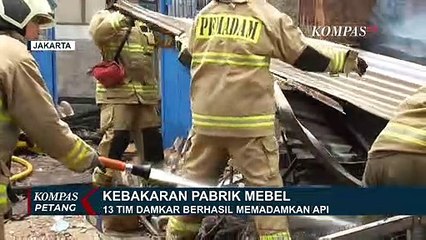 Upaya 13 Tim Damkar Padamkan Api yang Hanguskan Pabrik Mebel dan 9 Toko di Sekitarnya