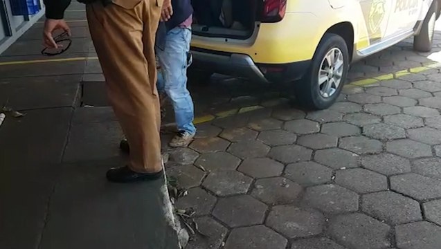 Dupla é detida pela PM após serem pegos furtando barracão, no Bairro Brasmadeira