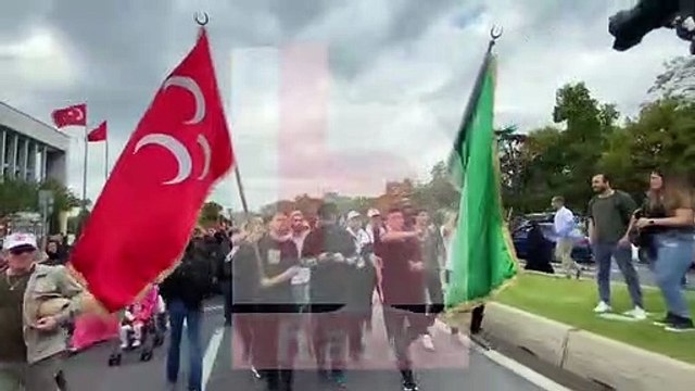 LGBTİ+’ları hedef alan 'Büyük Aile Buluşması' mitingi sonrası Beyazıt Meydanı’nda yürüyüş gerçekleştirildi