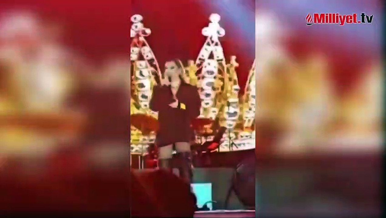 Hadise sahnede yüzüğünü fırlatıp attı