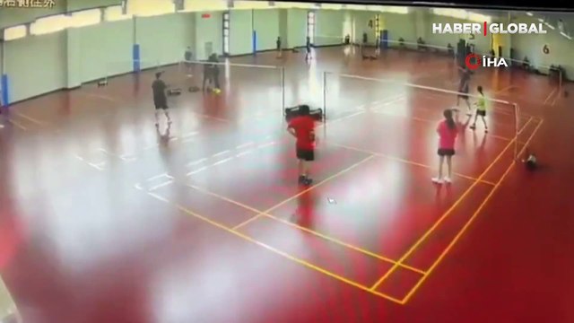 Depremin şiddetine dayanamayan çatı sporcuların üzerine çöktü!