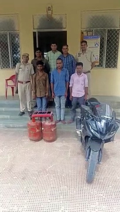 मोबाइल और सिलेण्डर चुराने वाले बदमाशों को दबोचा