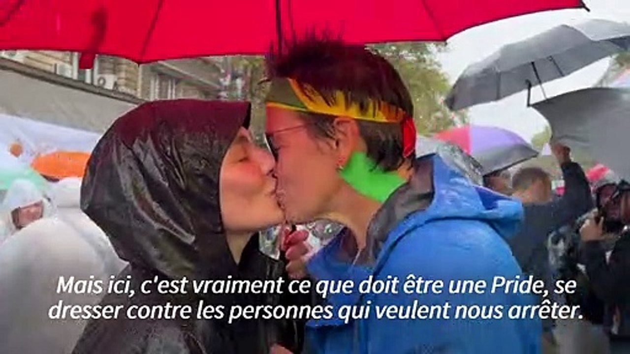 Serbie: des militants LGBTQ+ défilent à Belgrade malgré l'interdiction