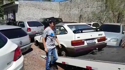 Veículo Gol com alerta de furto é recuperado após ser depenado