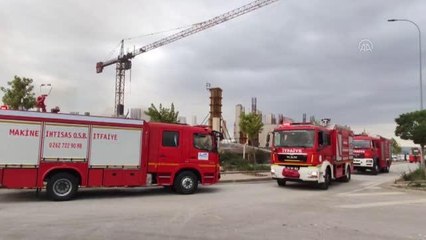 Fabrika inşaatında çıkan yangına müdahale ediliyor