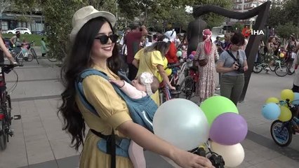 Süslü kadınlar topuklu ayakkabılarıyla pedal çevirdi