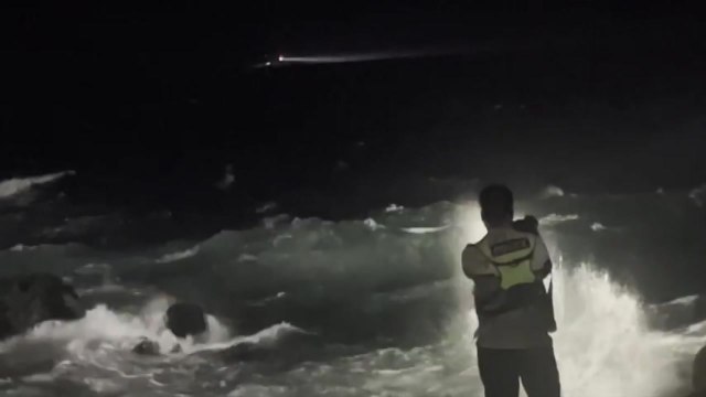 제주 해안가에서 파도 휩쓸려 실종됐다가 구조된 남성 숨져 / YTN