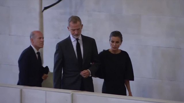 El rey Felipe VI y la reina Leticia visitan la capilla ardiente de la Reina Isabel