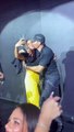 El beso de Enrique Iglesias con una fan
