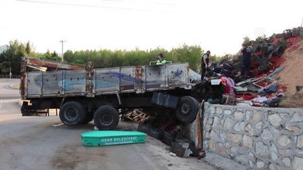 Son dakika gündem: İstinat duvarına çarpan kamyonun sürücüsü öldü