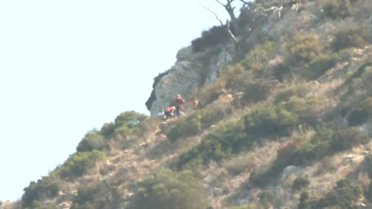 Un helicóptero de emergencias rescata en Calpe a una pareja atrapada en el peñón de Ifach