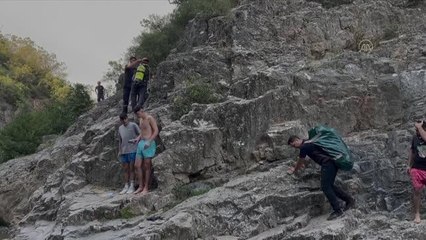 Kayalıklardan düşen kişi öldü