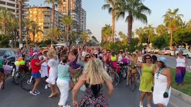 Süslü Kadınlar Bisiklet Turu