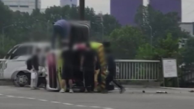 심정지 환자 이송하던 구급차 사고로 전복...구급대원 3명 경상 / YTN