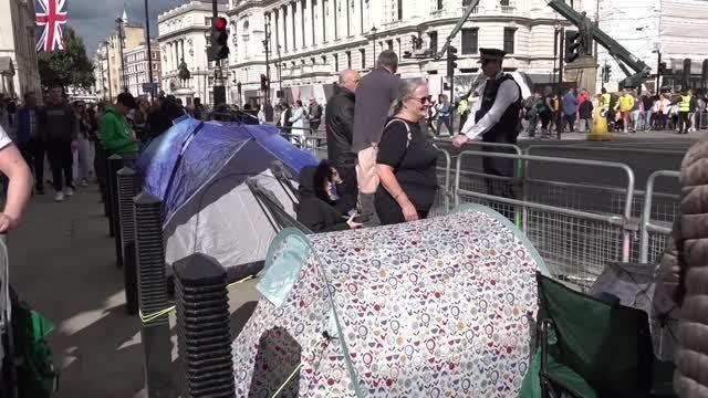 Kraliçe 2. Elizabeth'in cenaze törenini izlemek isteyenler Londra'da kamp kurdu