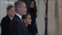 Los reyes de España Felipe VI y Letizia visitan la capilla ardiente de Isabel II